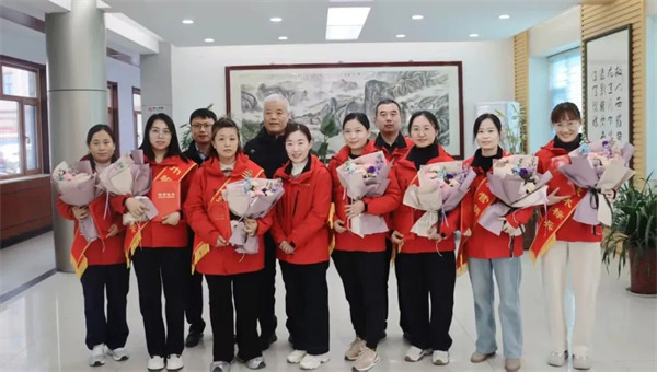 巾帼展风采---百龙创园召开三八妇女节表彰大会！